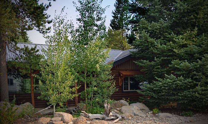 West Yellowstone Cabina | West Yellowstone Lodging - Cabina de dos plumas, espaciosa y reluciente.