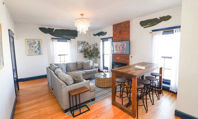 West End Apartamento | WestEnd Large Penthouse walk to Old Port w/Parking