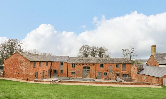 Gretton Otro | WESTER, character holiday cottage, with a garden in Crick