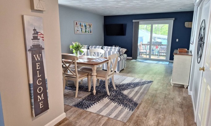 Westerly Apartamento | Westerly Getaway- Short drive to the beach, Walk to Downtown Shops & Restaurants