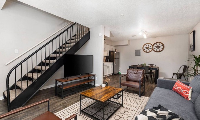 Fort Worth Apartamento | Western Modern 2 Story Townhome - Pool, Gym, Park