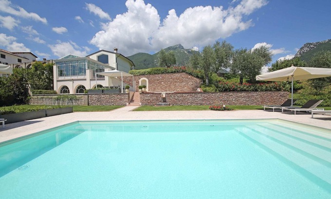 Pulciano Villa | Western Shore Villa In A Wonderful Setting