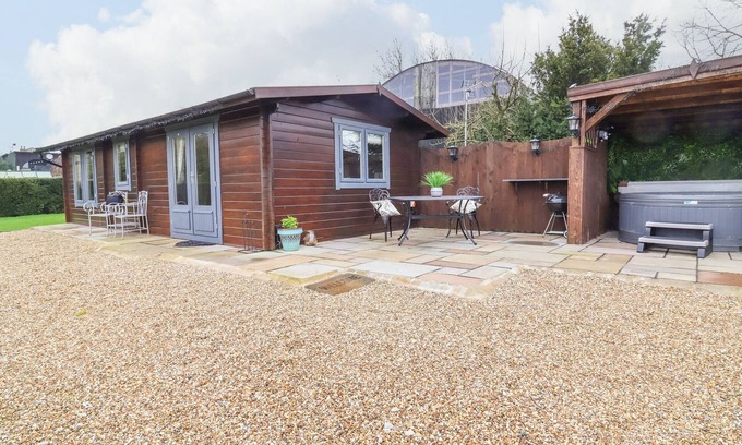 Scawton Cabaña | WESTFIELD LODGE, romantic, with hot tub in Sheriff Hutton