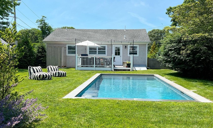 Westhampton Beach Cabaña | Westhampton Beach cottage 1.6 miles to Rogers Beach