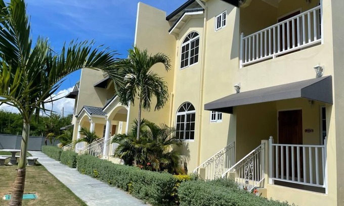 Whitehouse Villa | Westmore Beach Villa - Self-contained Luxury Villa on the beach