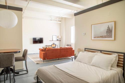 Westown Apartamento | Westown Studio Apt Near Fiserv, Baird, and Theater District