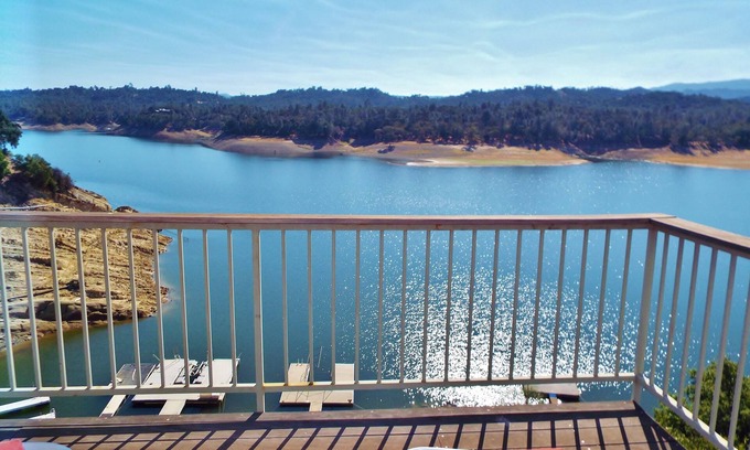 Oak Shores Casa | Westra's Waterfront Abode w / Private Dock, WiFi en la tranquila calle sin salida.