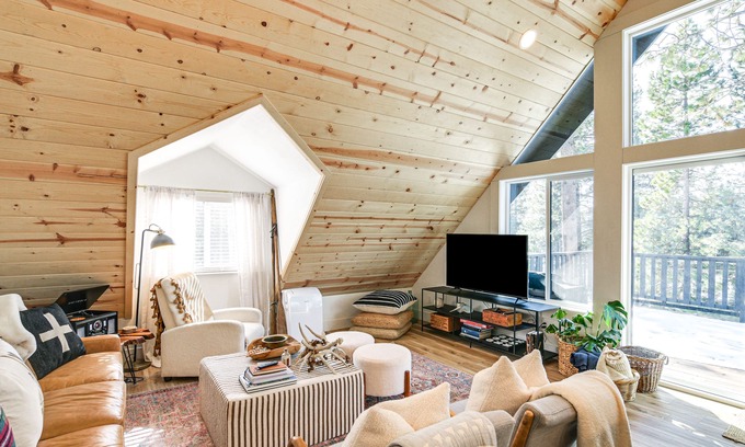 Peninsula Village Cabina | Westwood Cabin: Lake Almanor Across the Street!