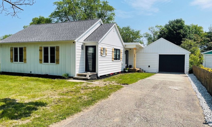 Tawas City Casa | Wet Feet Retreat in East Tawas- Dog-Friendly!