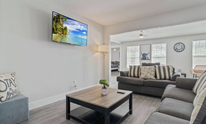 Jefferson Casa | WeWelcome you to our 4 Bed 3 Full Bath Duplex