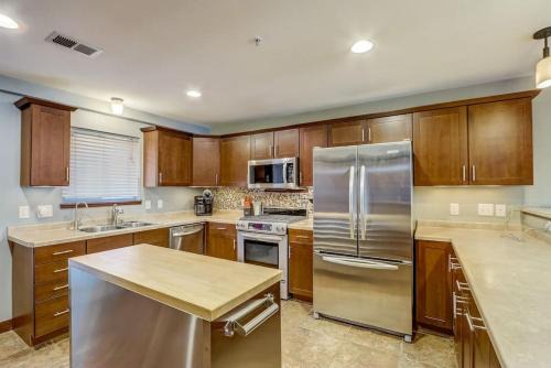 Lake Delton Casa | WFC IV Adults or Families Lakefront View