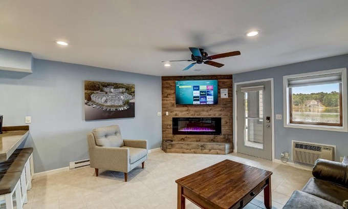 Lake Delton Casa | WFC Lakefront Views Family or Romance