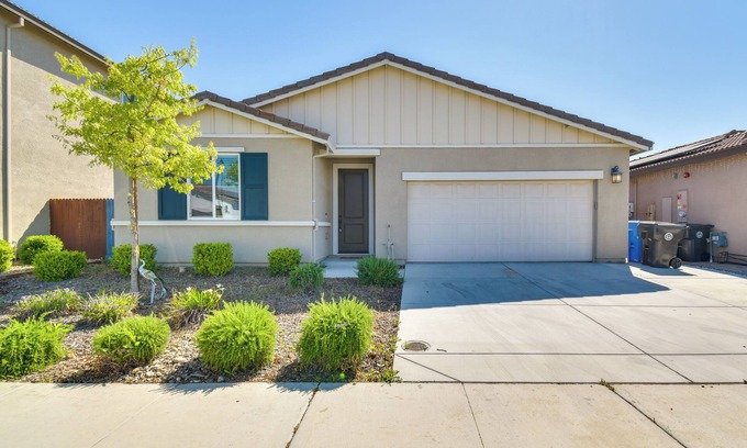Manteca Casa | WFH-Friendly Getaway w/ Yard in Manteca!