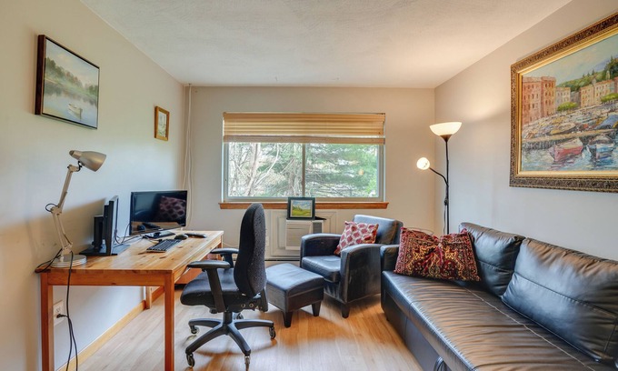 South Side Condominio | WFH-Friendly Waltham Condo: 1 Mi to Riverwalk Park