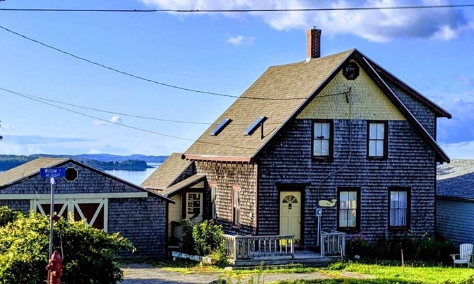 Lubec Cabaña | Whale Ledge Cottage - In the heart of Lubec with AMAZING Waterviews!