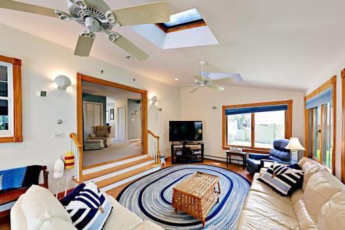 Hyannis Casa | Wharf Side Hideout