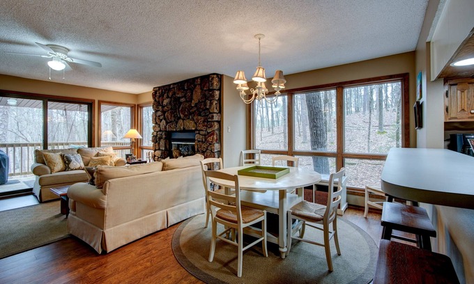 Mount Ida Condominio | What A View II/20BRB 3BR/3BA Large with 2 Private Decks by LOVR