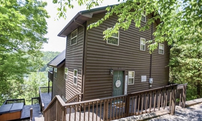 Flat Hollow Marina Casa | Whatever Floats Your Boat! Norris Lake Waterfront w/ Private Dock Sleeps 15