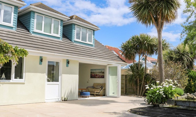 South Hayling Cabaña | WHEATLANDS, pet friendly, country holiday cottage in Hayling Island