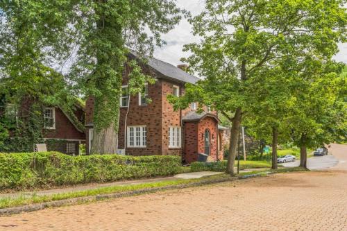Wilkinsburg Casa | Where Classic Charm Meets Modern Serenity