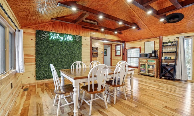 South Bloomingville Cabina | Where in the woods cabin - pet friendly - winery nearby