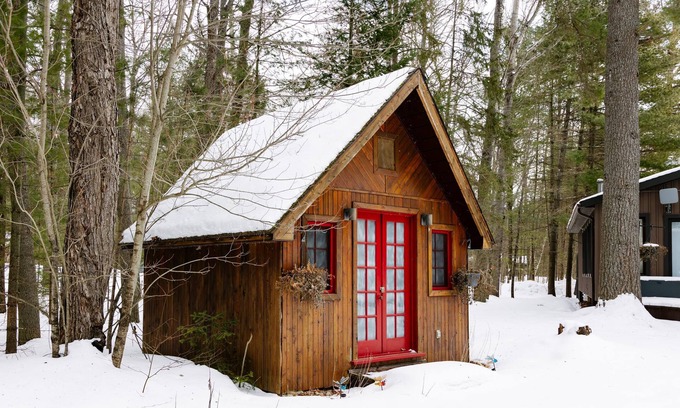 Carnarvon Cabaña | Where Serenity Meets Adventure in Haliburton's Hidden Gem!
