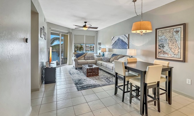 Burnt Store Marina Condominio | Where the Wild Things Are - Watch the Manatee right off the Lanai!