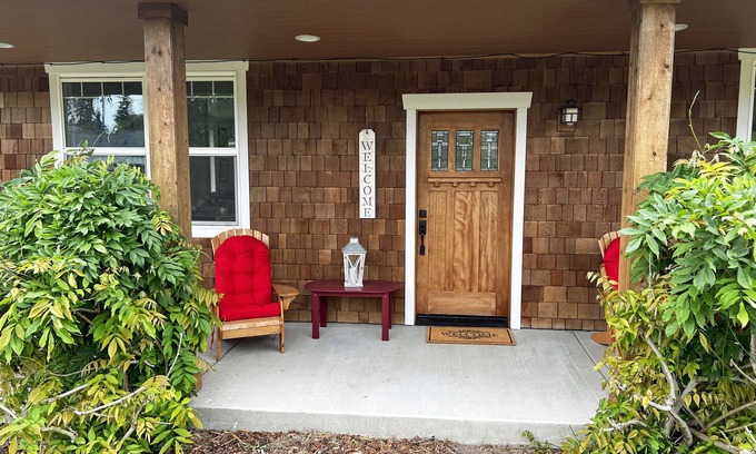 Freeland Casa | Whidbey House 3 BR 2 BA Porch & Patio: Walk to Golf & Beach Sleeps 6-7