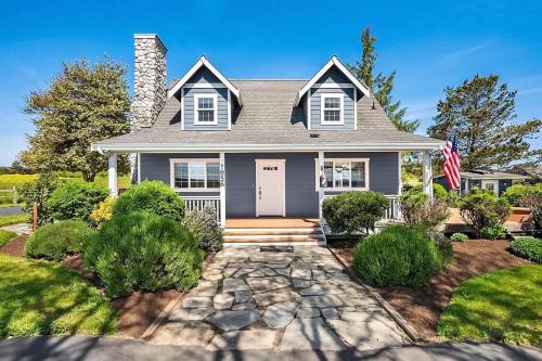 Oak Harbor Casa | Whidbey Island Retreat - Oceanfront with Hot tub