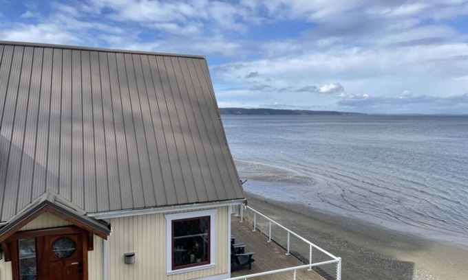 Langley Casa | WhidbeyBeachHouse, Oceanfront Getaway on Private Beach 3BR·Office·fuboTV