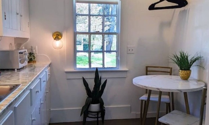 Dundee Cabaña | Whimsical Cottage w/ Pond View
