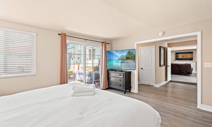 Westmont Casa | Whimsical Family Stay 10 Min Walk to PV Hospital