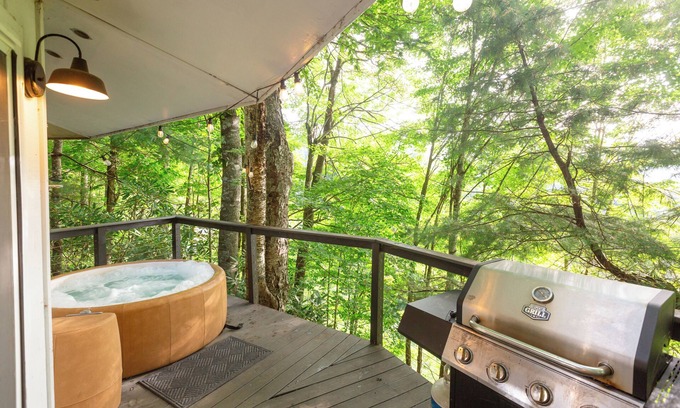 Wolf Laurel Cabina | Whimsical Mountain Roundhouse Among the Trees
