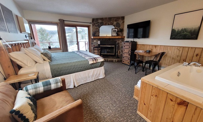 Lutsen Condominio | Whirlpool Suite for 2: Lusten Mtn- Pools, Hot Tub, Hiking, & Golf