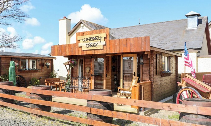 Limavady Cabaña | WHISKEY CREEK CABIN, romantic, with a garden in Castlerock