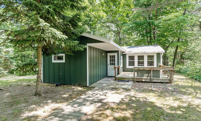 New Era Casa | Whiskey Creek Cottage- Private Lake Michigan Beach Frontage