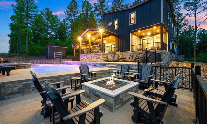 Pickens Cabina | Whiskey Lullaby: Spacious 5-Bedroom with Pool View and Game Room.