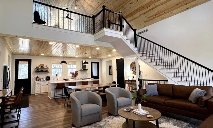 Logan Casa | Whiskey Ridge Cabins- Hocking Hills Luxury Cabin