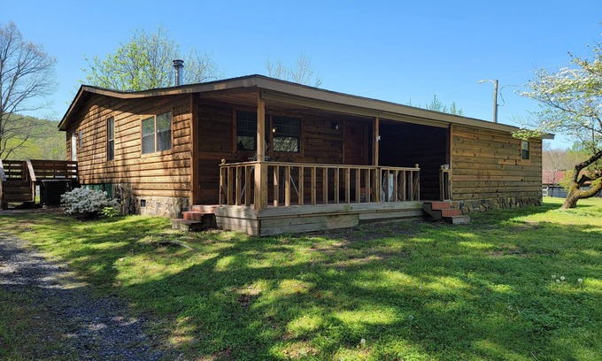 Mena Cabina | Whiskey Ridge Retreat a Cozy Pet and Family Friendly Getaway