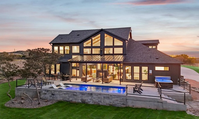 Palo Pinto County Casa | Whiskey Rock 5 bed/4.5 bath w pool/ hot tub and game garage