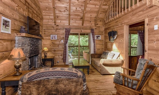 Townsend Cabina | Whisper Creek 2 Bedroom Cabin by RedAwning