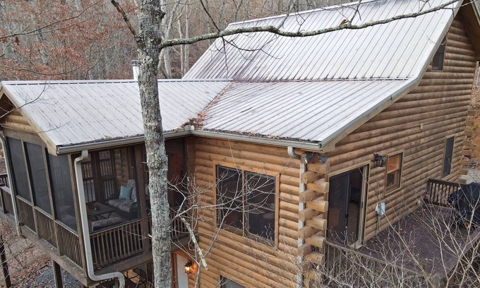 Ridges Over the Lake Cabina | Whispering Creek Lodge- Close to Lake Blue Ridge-5br/3ba Hot tub, wifi