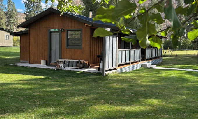 Lolo Cabina | Susurrando cabina Moose acogedor en Pristine Lolo Creek Road