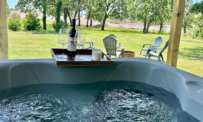 Madill Cabina | Whispering Oak Cabin- LAKEFRONT getaway with a Jacuzzi in Texoma Shores Resort