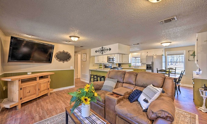 Broken Bow Cabaña | 'Whispering Oaks' Broken Bow Cottage Near Hiking!