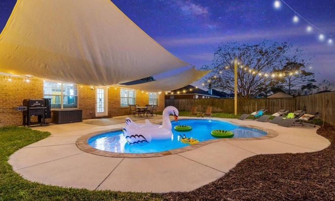 Navarre Casa | Whispering Paradise: Heated POOL & GAME ROOM