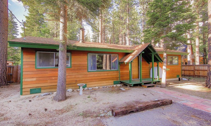 South Lake Tahoe Casa | Whispering Pines Cabin - Family and pet friendly abode