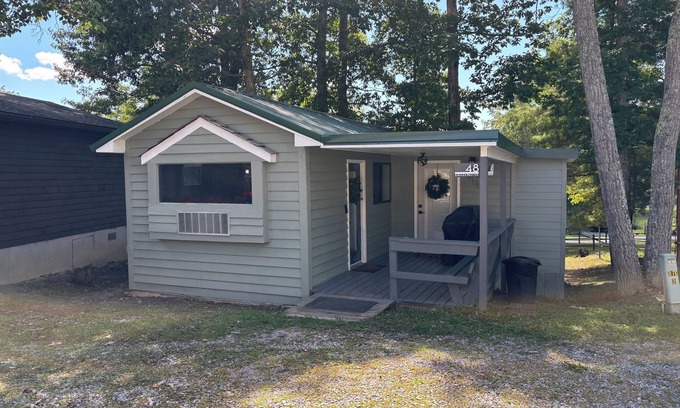 Pipestem Cabina | Whispering Pines - a Charming 2-bedroom cabin with WiFi, AC in serene Pipestem