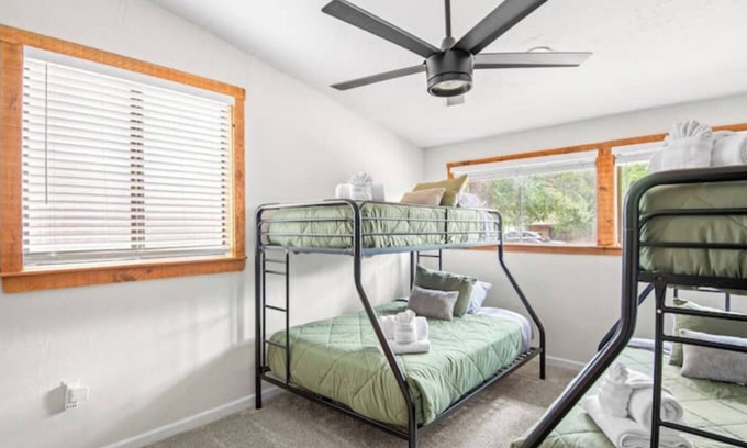 Mountainaire Cabina | Whispering Pines Cabin w/Hot Tub!