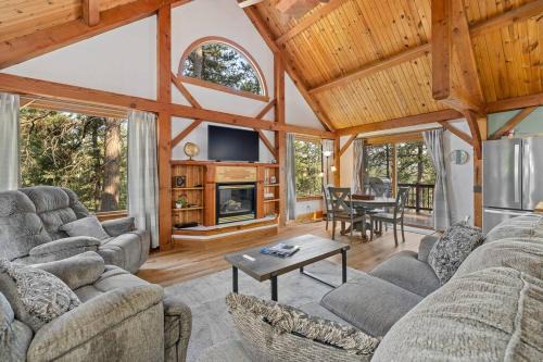Rimrock Casa | Whispering Pines Cabin